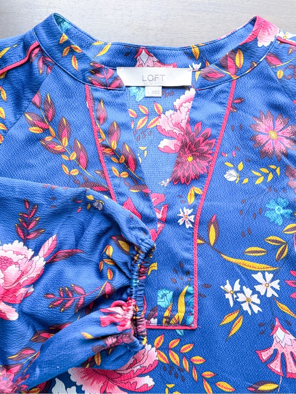 LOFT Blue Floral Blouse L Long Sleeve Red Trim V-Neck Boho Tunic Preppy Resort - Picture 3 of 8